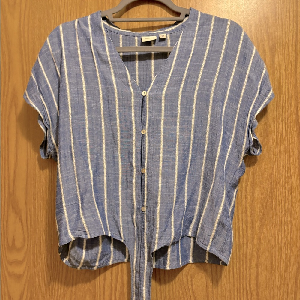 Lightweight summer crop button top with tie detail, S